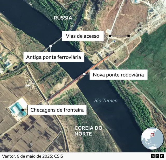 Imagem de satélite anotada, tirada em 6 de maio, mostrando a nova ponte rodoviária, a ponte ferroviária existente, duas vias de acesso e um posto de controle de fronteira.