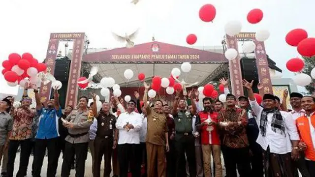 Pj Gubernur Aceh Achmad Marzuki (tengah) bersama Ketua Komisi Independen Pemilihan (KIP) Aceh Aceh Saiful (kiri) serta pejabat Forkompinda provinsi serta pimpinan partai politik melepas burung merpati dan balon saat deklarasi kampanye damai Pemilu 2024 di Taman Ratu Safiatuddin, Banda Aceh, Aceh, Selasa (5/12/2023).