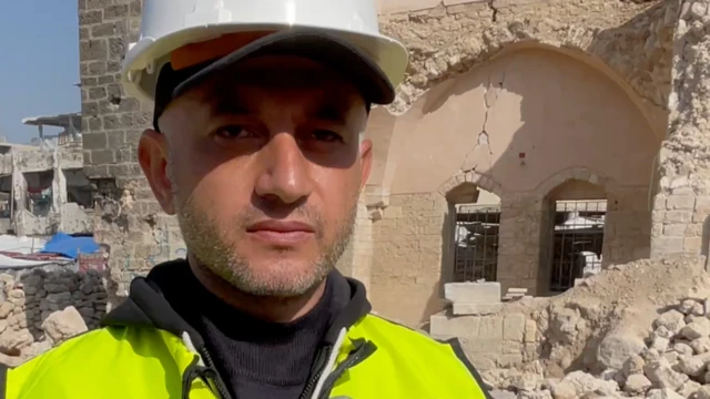 Ҳамуда ал-Даҳдар шимолий Ғазода жойлашган Ғазо шаҳридаги Пошо саройи вайроналари олдида турибди.