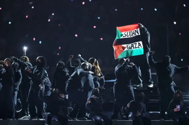 Muri icyo gihe cya muzika, habonetse umugabo wirutse mu kibuga yerekana ibendera ryanditseho Sudan na Gaza, mbere y'uko afatwa n'abashinzwe umutekano