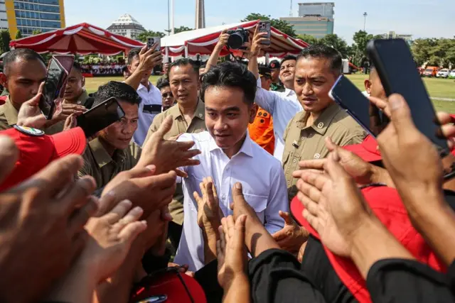 Gibran berjabat tangan dengan relawan saat menghadiri Apel Kesiapsiagaan Baznas Tanggap Bencana dan Rumah Sehat Baznas di Lapangan Pancasila Simpang Lima, Semarang, Jawa Tengah, Jumat (13/12/2024).