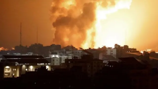 Ataque de Hamás a Israel: Israel intensifica su contraofensiva en Gaza y lanza ataques de artillería en Líbano - BBC News Mundo