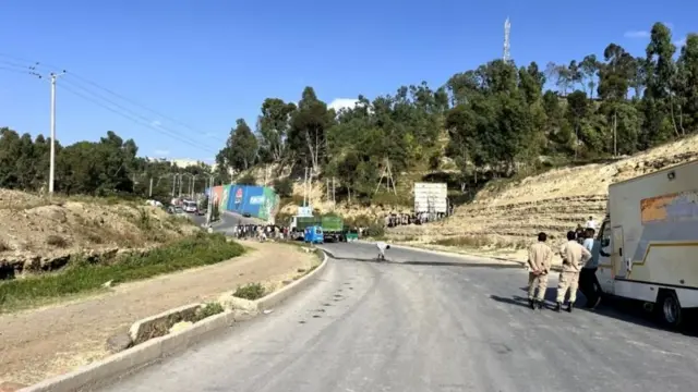 የትግራይ ኃይል አባላት መንገድ ዘግተው