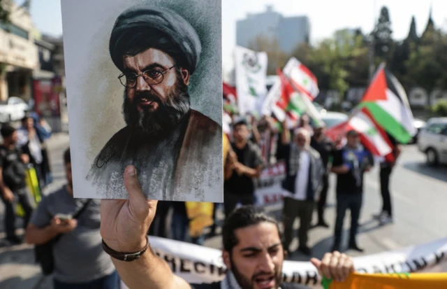 हसन नसरल्लाह की मौत के बाद कई देशों में लोगों ने प्रदर्शन किए हैं. ये तस्वीर तुर्की की है. तारीख़ 29 सितंबर. 