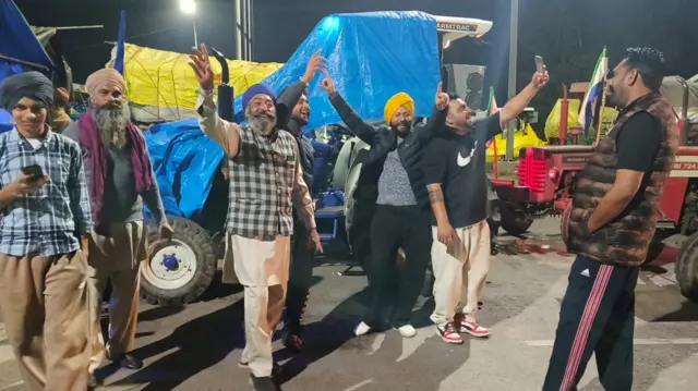  ਭੰਗੜਾ ਪਾਉਂਦੇ ਕਿਸਾਨ