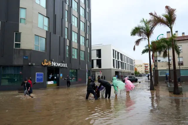 Personas en una calle inundada en Málaga