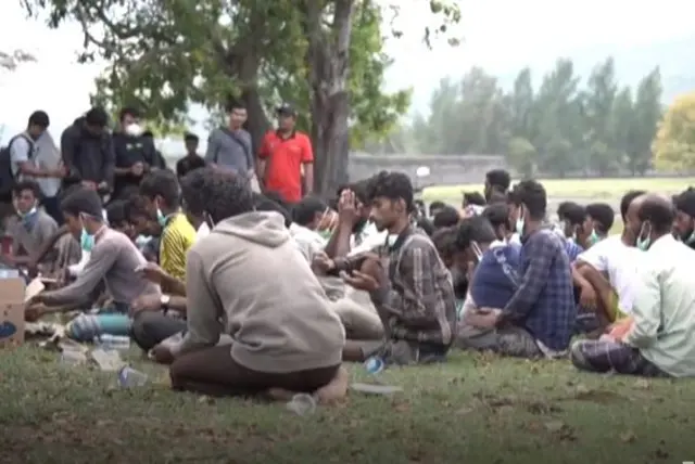 బోటు దిగిన రోహింజ్యాలు 