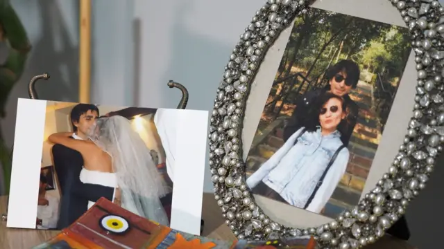 Emine Baş'ın evinde yer alan, kaybettiği eşi Özkan Baş'la çekilmiş fotoğrafları. İki fotoğraftan biri evlilikte çekilmiş. Emine Baş'ın üzerinde gelinlik var ve eşine sarılıyor. Diğer fotoğrafta ise çift bir parkta yan yana görülüyor. 