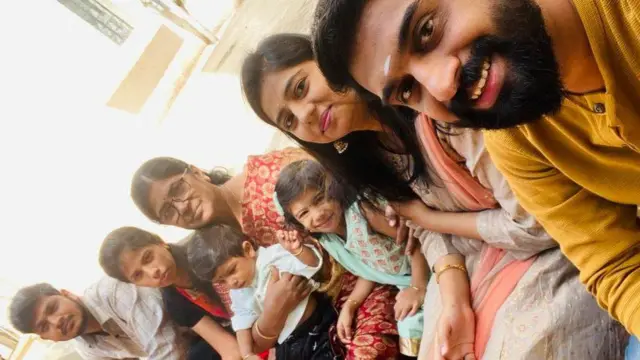 كاتيجا تحمل أحفادها وهي محاطة بابنها وابنتها وأزواجهما