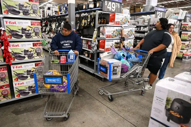 Покупці у супермаркеті Walmart 