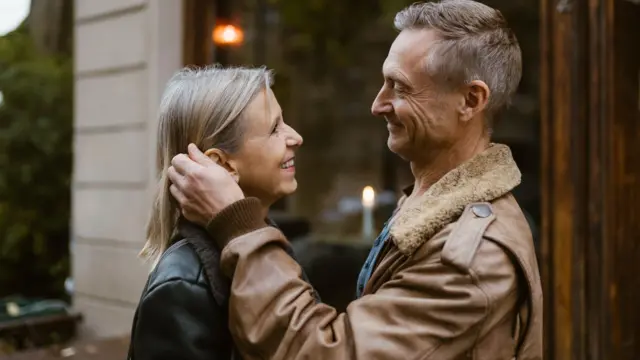 'हर रोज़ की ध्यान देने वाली बातें' बड़े रोमांटिक जेस्चर्स से कहीं ज़्यादा प्रभावशाली होती हैं
