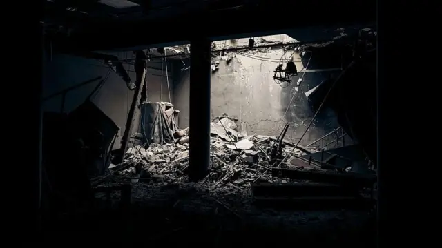 సుమీ స్టేట్ యూనివర్సిటీలోని కాంగ్రెస్ సెంటర్ పైకప్పు ధ్వంసం