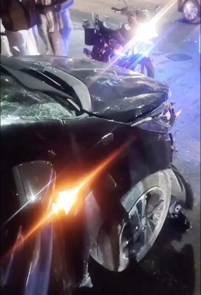 23 नोव्हेंबर रोजी रात्री पुण्याहून बेंगळुरूच्या दिशेने जाणाऱ्या चारचाकी कारने डिव्हायडरला धडक दिली. या प्रकरणात कारचा चालक दारूच्या नशेत असल्याचे सांगितले जात आहे.