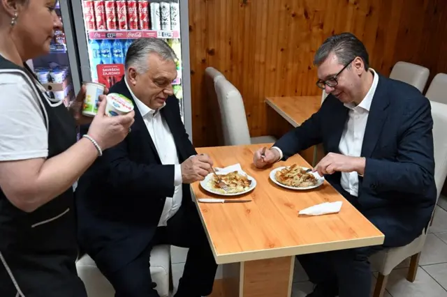 Vučić i Orban u Subotici jedu burek