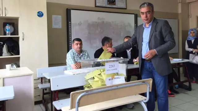 Uçum, 7 Haziran 2015 seçimlerinde oy kullanıyor. 