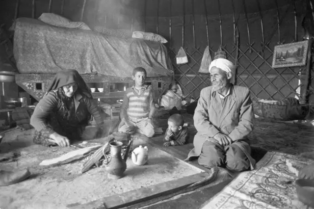 صورة تعود لـ 12 يونيو 1983 لعائلة تركمانية تجلس داخل كوخها في بندر تركمان في إيران