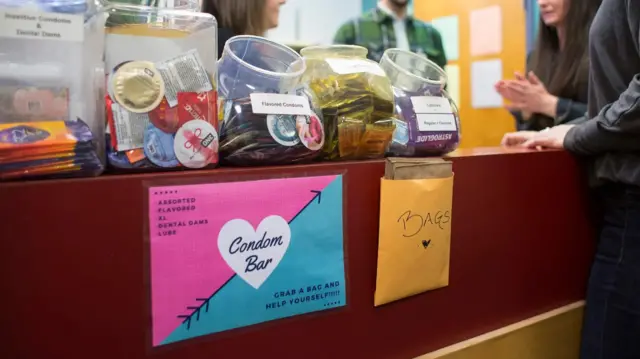 সিফিলিসের মতো যৌন রোগের বিস্তার কমাতে আমেরিকার স্বাস্থ্য কেন্দ্রগুলোতে বিনামূল্যে কনডম বিতরণ করা হচ্ছে