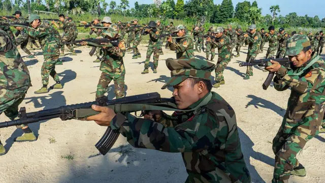 စစ်ကိုင်း၊ ရွှေဘိုခရိုင်ထဲက တော်လှန်ရေးတပ်ဖွဲ့ဝင်တချို့ (ပုံဟောင်း)