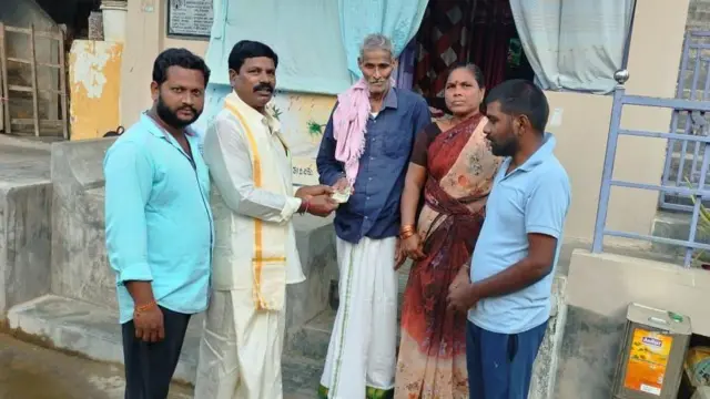 వృద్ధాప్య పింఛను ఇస్తున్న వాలంటీర్