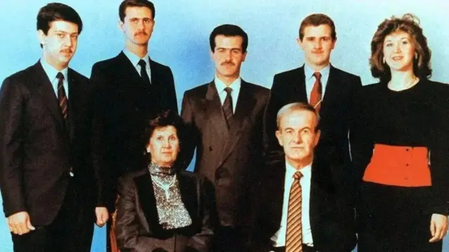 Madaxweynaha Suuriya Hafez al-Assad iyo xaaskiisa Anisa ayaa sawir la galay caruurtooda Maher, Bashar, Bassel, Majd iyo Bushra, waxaana sawirka la qaaday 1990-kii.