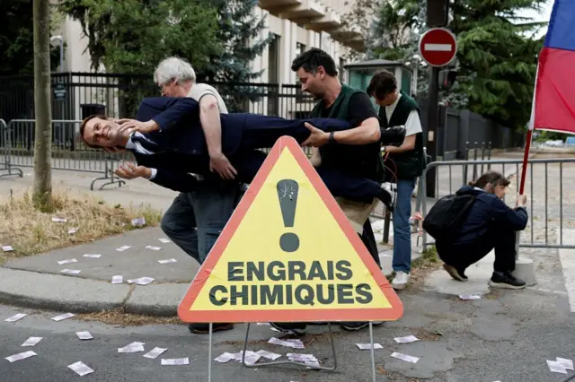 Aktivisti Grinpisa nose Makronovu voštanu figuru u blizini ruske ambasade