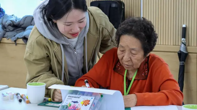"이건 무슨 색으로 칠하는 게 좋을까요?" 김말엽(84) 신이어마켙 작가의 물음에 청년 구성원이 다가가 함께 고민하고 있다