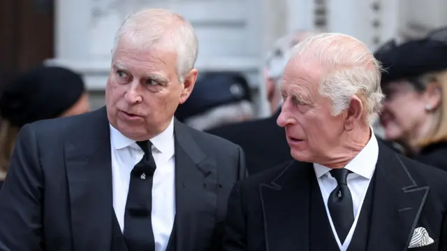 जेफ़्री एप्स्टीन से एंड्रयू के संबंध सामने आने के बाद से शाही परिवार पर दबाव बन रहा था