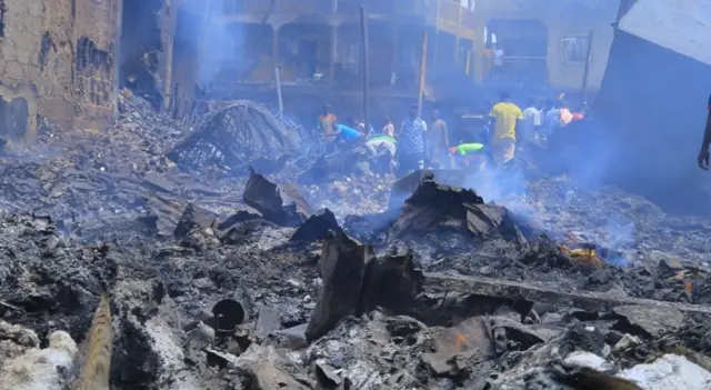 Yadda wani sashe na kasuwar Singa ke ci gaba da ci da wuta a ranar Litinin