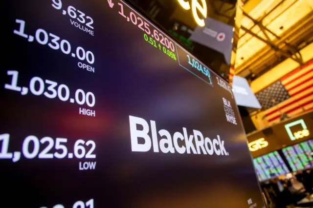 Un panel luminoso con cifras y el nombre de BlackRock. 