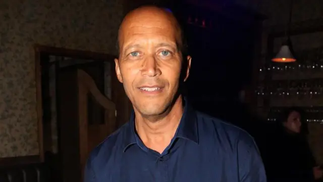 هولمن کار خود را به عنوان یک بانکدار جوان در وال استریت رها کرد تا در صحنه فرهنگی پر جنب و جوش نیویورک در دهه ۱۹۸۰ فعالیت کند