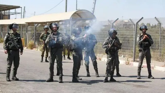 Pasukan Israel berjaga di depan penjara, di kota Al Jib di Yerusalem.