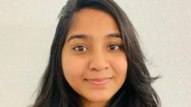 کاندولا، دانشجوی کارشناسی ارشد در دانشگاه نورث ایسترن سیاتل، روز ۲۳ ژانویه هنگام عبور از خیابان در برخورد یک خودرو پلیس کشته شد