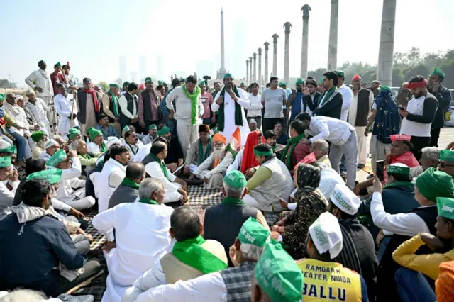 दिल्ली की सीमा पर प्रदर्शन करते किसान