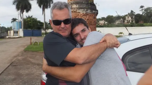 Rodrigo e o pai, João, na marinacasa d aposta comSalvador antes do embarque