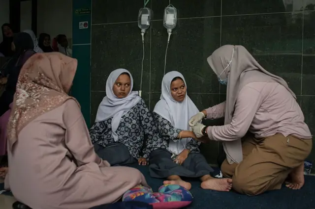 Dua siswi mendapat perawatan di Puskesmas Citalem setelah mengalami keracunan makanan setelahmengonsumsi MBG di Bandung Barat, Jawa Barat, pada 24 September 2025.