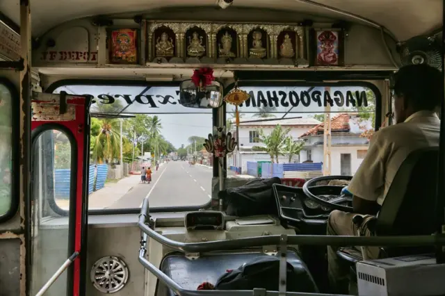 එමෙන් ම බොහෝ බස් රථවල ඉදිරිපස ජනේලය අසල තබා තිබෙන ඉෂ්ඨ රූප(පිළිම) සමග ධාවනය පිළිබඳව ද අවධානය යොමු කරන ලෙස එහි සඳහන් ය.