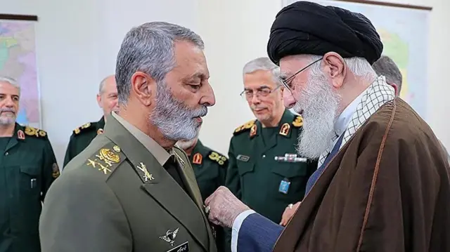 عبدالرحیم موسوی پیش از این از رهبر جمهوری اسلامی نشان فتح دریافت کرده بود