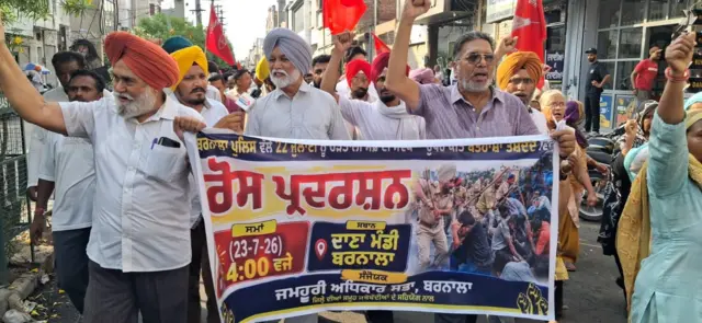 ਬਰਨਾਲਾ ਵਿੱਚ ਪੁਲਿਸ ਵੱਲੋਂ ਔਰਤ ਸਫ਼ਾਈ ਸੇਵਕਾਂ ਉੱਤੇ ਕੀਤੇ ਲਾਠੀਚਾਰਜ ਦੇ ਵਿਰੋਧ ਵਿੱਚ ਮਾਰਚ ਕੱਢਿਆ ਗਿਆ