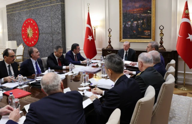 Devlet Konukevi'ndeki toplantıya, Cumhurbaşkanı Yardımcısı Cevdet Yılmaz, Dışişleri Bakanı Hakan Fidan, Millî Savunma Bakanı Yaşar Güler, İçişleri Bakanı Ali Yerlikaya, Genelkurmay Başkanı Orgeneral Metin Gürak, MİT Başkanı İbrahim Kalın, Cumhurbaşkanlığı İletişim Başkanı Fahrettin Altun da katıldı