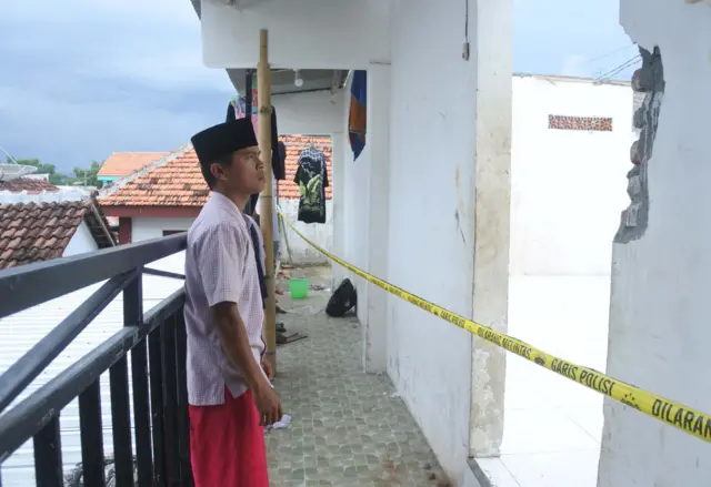 Ambruknya atap kamar asrama itu mengakibatkan seorang santriwati meninggal dunia dan belasan santriwati lainnya mengalami luka-luka. ANTARA FOTO/Seno/tom.