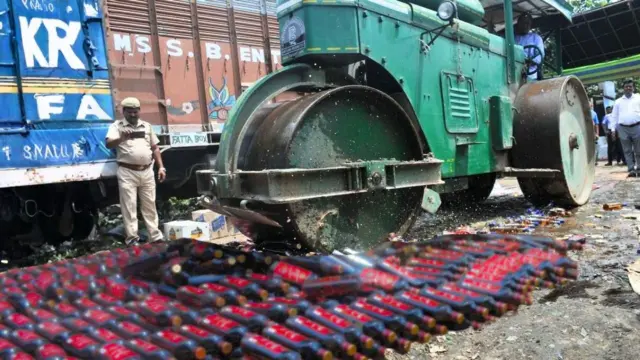 બીબીસી ગુજરાતી, ગુજરાત, બીબીસી, અમદાવાદ, દારૂ, દારૂનો વેપાર, દારૂ પર પ્રતિબંધ, દારૂનો નાશ, ગુજરાત પોલીસ, ગુજરાતમાં દારૂબંધી