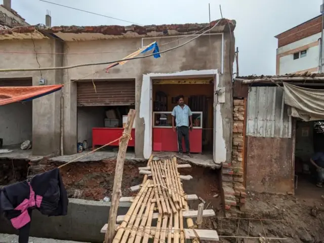 ਰਜਨੀਸ਼ ਕੁਮਾਰ ਆਪਣੇ ਤੋੜੀ ਹੋਈ ਦੁਕਾਨ ਦੇ ਵਿੱਚ ਖੜ੍ਹੇ ਹੋਏ