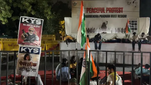 कॉक्रोच जनता पार्टीचे प्रमुख अभिजीत दिपके यांनी मध्यरात्री एक व्हीडिओ प्रसिद्ध केला. त्यामध्ये त्यांनी म्हटलं की, "तुम्ही पाहतच आहात की, आम्ही अद्यापही जंतर-मंतरवरच आहोत. आमचं आंदोलन रात्रभर तसेच उद्याही चालूच राहील. मला तुमच्या पाठिब्यांची गरज आहे. तुमच्याशिवाय हे आंदोलन यशस्वी होणार नाही."
या व्हीडिओत त्यांनी उद्या म्हणजेच रविवारी सकाळी नऊ वाजता अधिकाधिक लोकांनी आंदोलनस्थळी उपस्थित राहण्याचं आवाहनदेखील केलंय.