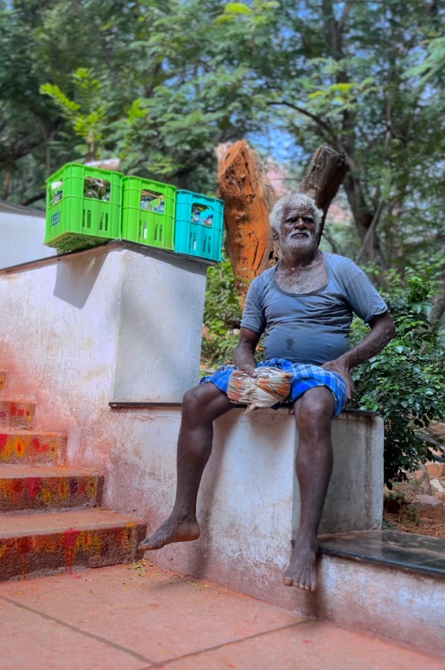 తినుబండారాల దుకాణాల దగ్గరకు సరకులు చేర్చే కూలీల జీవనచిత్రం