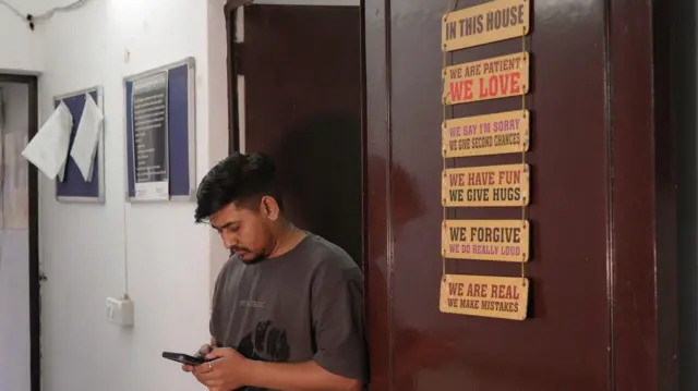 मनवीर सिंह कहते हैं कि संशोधन के बाद डॉक्टर चिकित्सा सुविधाएं देने से मना कर सकते हैं क्योंकि अब ट्रांसजेंडर पुरुष इस बिल की परिभाषा में शामिल नहीं हैं. 