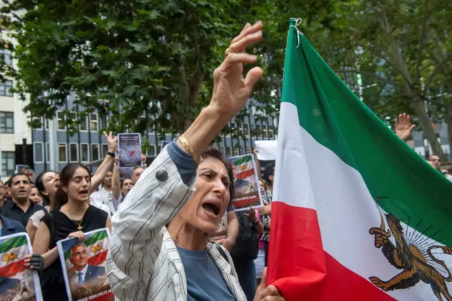 Erondagi namoyishlar. 