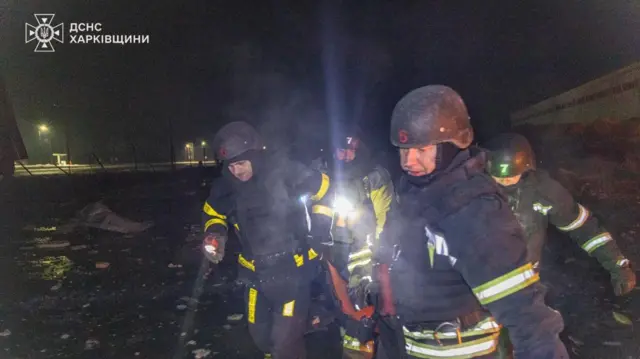 Російські війська вдарили по терміналу «Нової пошти» в Харківській області. На Фото - наслідки. Рятувальники працюють