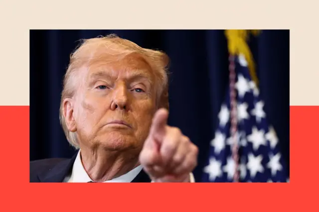 Дональд Трамп указывает на кого-то пальцем