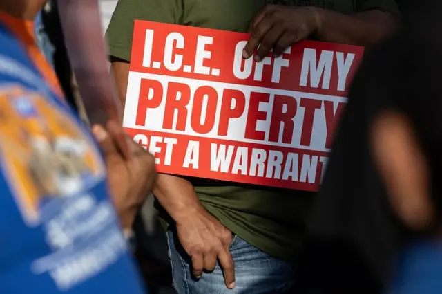 Un manifestante que dice: "I.C.E sal de mi propiedad, trae una orden judicial"