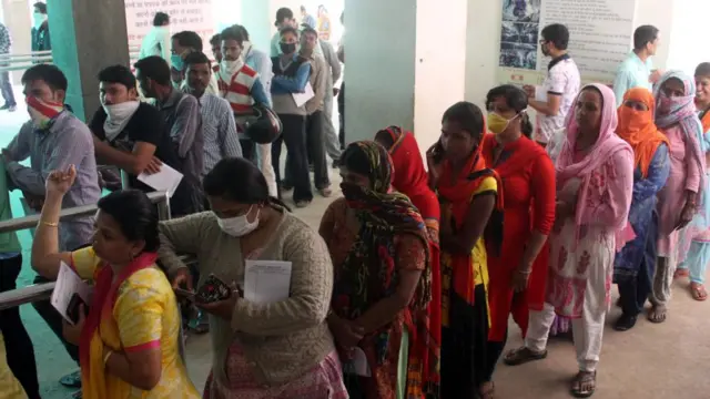 গ্রাম এবং মফস্বল থেকে প্রতিদিন হাজার হাজার মানুষ চিকিৎসার জন্য কলকাতায় ভিড় করেন